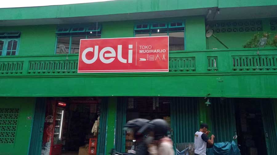 Deli In Indonesia - Amazing Teams And Customers In Yogyakarta Market